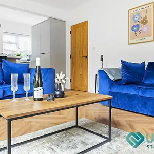 Modern 4br House - Near Hospital, Sherwood, Clinton Market, Qmc & Centre - Sleeps 8 Apartment